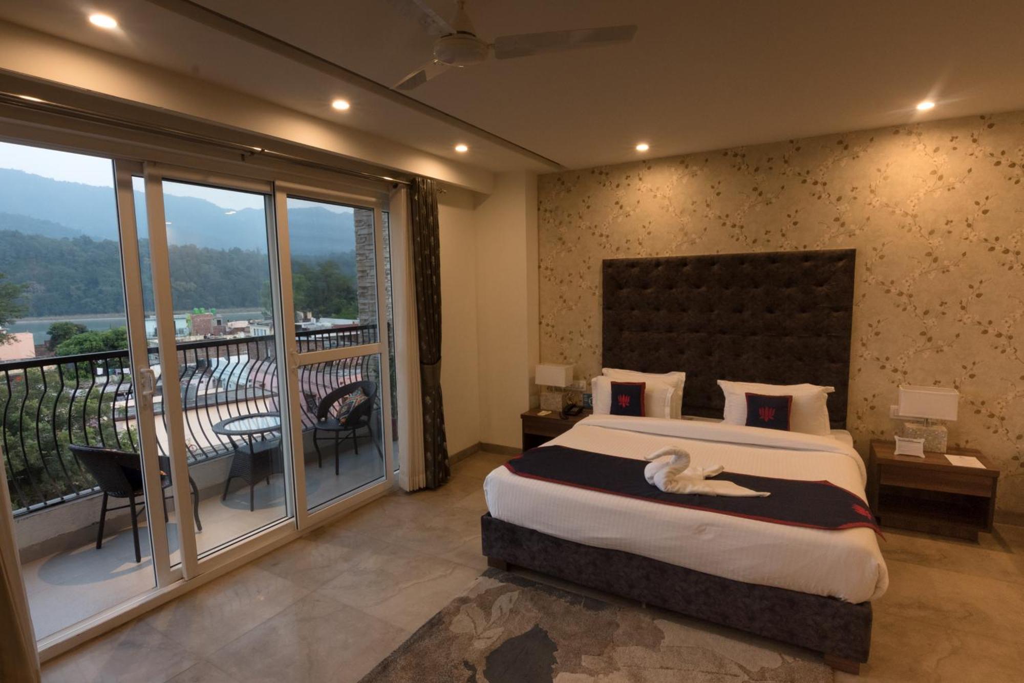 Holywater Hotel By Ganga Kinare #150 Mts From Ganga Ghat Risikés Kültér fotó